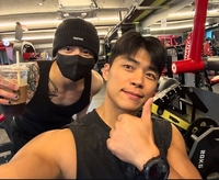 BTS 정국, 어깨에 ‘새 타투’가 딱! 운동 중 근황 포착 [★SNS]