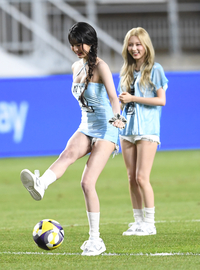 [포토]아이브 장원영의 시축, 공이 왜 저기로...