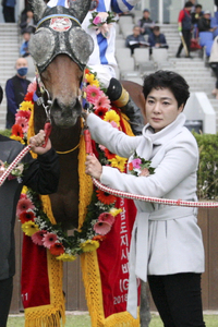 한국 경마 최초 여성 조교사 이신우, 통산 400승 고지 달성