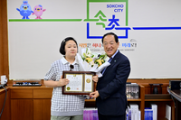 이병선 속초시장, 장애 딛고 예술로 편견 넘은 이다래 작가에 감사패 전달