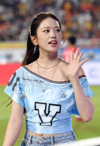 [포토]예쁘게 손인사 건네는 아이브 안유진