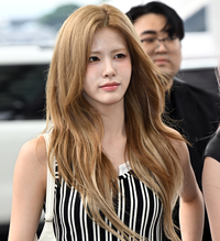 이프아이 라희의 공항패션은? 물결치는 금갈색 헤어와 아름다운 표정으로 충분해!