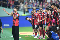 [포토]팬들에게 작별 인사를 하는 FC서울 김주성