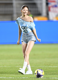 [포토]시축 잘 끝낸 아이브 안유진의 상큼 미소