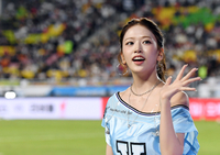 [포토]아이브 안유진, 축구팬들 마음도 녹이는 미소