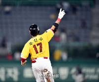 추신수, 여자야구 부흥 이끈다…‘야구여왕’ 감독 확정 [공식]