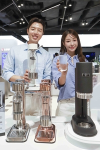 무더위 끝판왕 ‘아르케’…신세계百, 유럽감성 ‘탄산수 제조기’로 ‘톡쏘는 한잔, 집에서!’