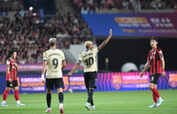 [포토]팬들을 향해 인사하는 라민 야말