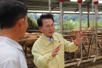 육동한 춘천시장, 폭염대응 축산농가 현장 방문
