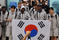 손흥민이 인천공항에 떴다! 태극기 인사에 ‘환호’…국내서 토트넘 고별전? 그의 ‘입’ 주목하라