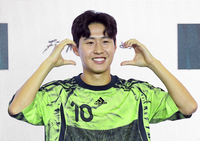 [포토]볼 하트 만들어 보이는 이강인