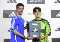 [포토]12년 전 축구화 선물 받는 이강인