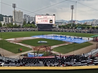 ‘갑작스러운 폭우’ KBO 광주 한화-KIA전, ‘오후 7시’ 시작으로 1시간 연기 [SS광주in]