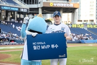 NC 전사민·최정원, 7월 월간 ‘투·타 MVP’ 선정…“목표? 부상 없이 시즌 끝까지!”