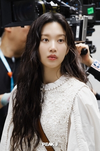 홍콩 간 문가영, 펑키한 히피펌도 찰떡…‘서초동’ 스타일링 현지 접수