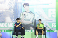 [포토]배성재 아나운서와 이야기 나누는 이강인