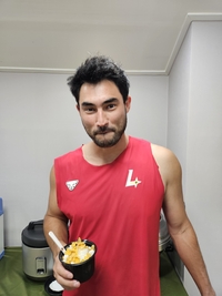 “더울 땐 두 그릇!” 화이트, 팥빙수에 푹 빠졌다…한국인 피 어디 안 간다 [백스톱]