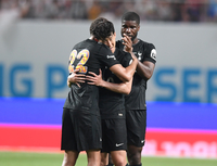 [포토] 동료들과 인사하는 손흥민