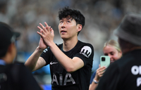 [포토] 팬들에 인사하는 손흥민