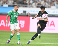 [포토] 손흥민 ‘슛 날렸지만...’