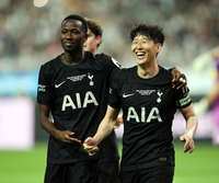 ‘절친’ 박서준 시축·존슨 ‘찰칵 세리머니’·뉴캐슬 합류 응원까지…손흥민, 박수받으며 상암에서 토트넘과 아름다운 작별[SS현장]