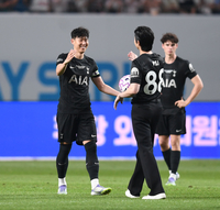 [포토] 시축 후 인사하는 손흥민-박서준