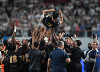 [포토] 손흥민 헹가래하는 토트넘 선수들