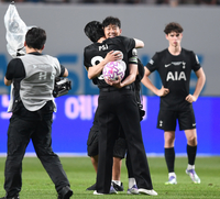 [포토] 박서준과 포옹하는 손흥민