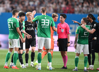 [포토] 교체되며 뉴캐슬 선수와 인사하는 손흥민