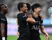 [포토] 골을 넣은 브래넌과 환호하는 손흥민