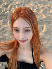 레드벨벳 조이, 주근깨마저 사랑스러운 청량 비주얼…바닷가서 ‘풋풋+러블리’ 매력