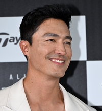 배우 다니엘 헤니의 셀럽패션은? 화이트를 선택한 세련된 모던 캐주얼 룩의 완벽한 예시!