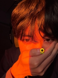 방탄소년단(BTS) 뷔, 소탈한 일상 공개…“아미에게 전하는 엉망진창 근황”