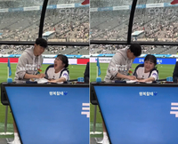 방송인 이수지, 손흥민 사인 받고 환한 미소…“심장이 드리블 치는 기분”