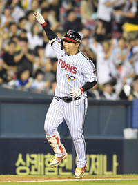 [포토]LG 문보경, 역전 3점 홈런