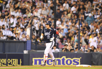 [포토]선제 솔로 홈런 넘긴 두산 양의지