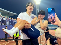 218cm 최홍만의 품에 안긴 183cm 손흥민, 새색시처럼 쑥스러워···