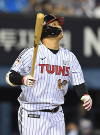 [포토]LG 문보경, 역전 홈런 넘어간다!