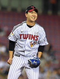 [포토]승리 지켜내고 기뻐하는 LG 유영찬