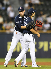 [포토]이유찬의 호수비에 포옹으로 고마워하는 최승용