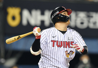 [포토]홈런 타구 바라보는 LG 문보경