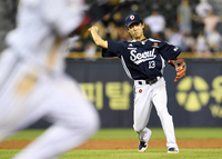 [포토]투수 맞고 굴절된 타구 재빠르게 처리하는 두산 이유찬