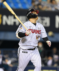 [포토]역전 3점 홈런 넘기는 LG 문보경