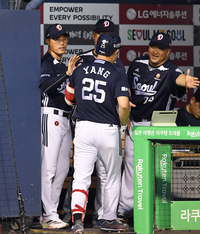 [포토]양의지의 홈런 축하하는 조성환 감독대행