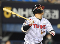 [포토]LG 문보경, 두산 고효준 상대 역전 3점포