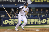 “일주일 정도 후 다시 상태 체크”…파울타구 맞은 김재환 ‘발가락 미세골절’ 진단 [SS메디컬체크]