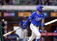 [포토]홈런 타구 바라보는 삼성 디아즈