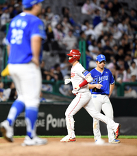 [포토]SSG 오태곤, 경기 뒤집는 3점 홈런