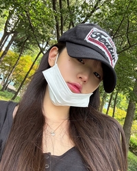 “얼굴 얼마나 작길래”…장원영, 마스크로 다 가려지겠네 [★SNS]