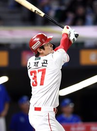 [포토]역전 3점 홈런 넘기는 SSG 오태곤